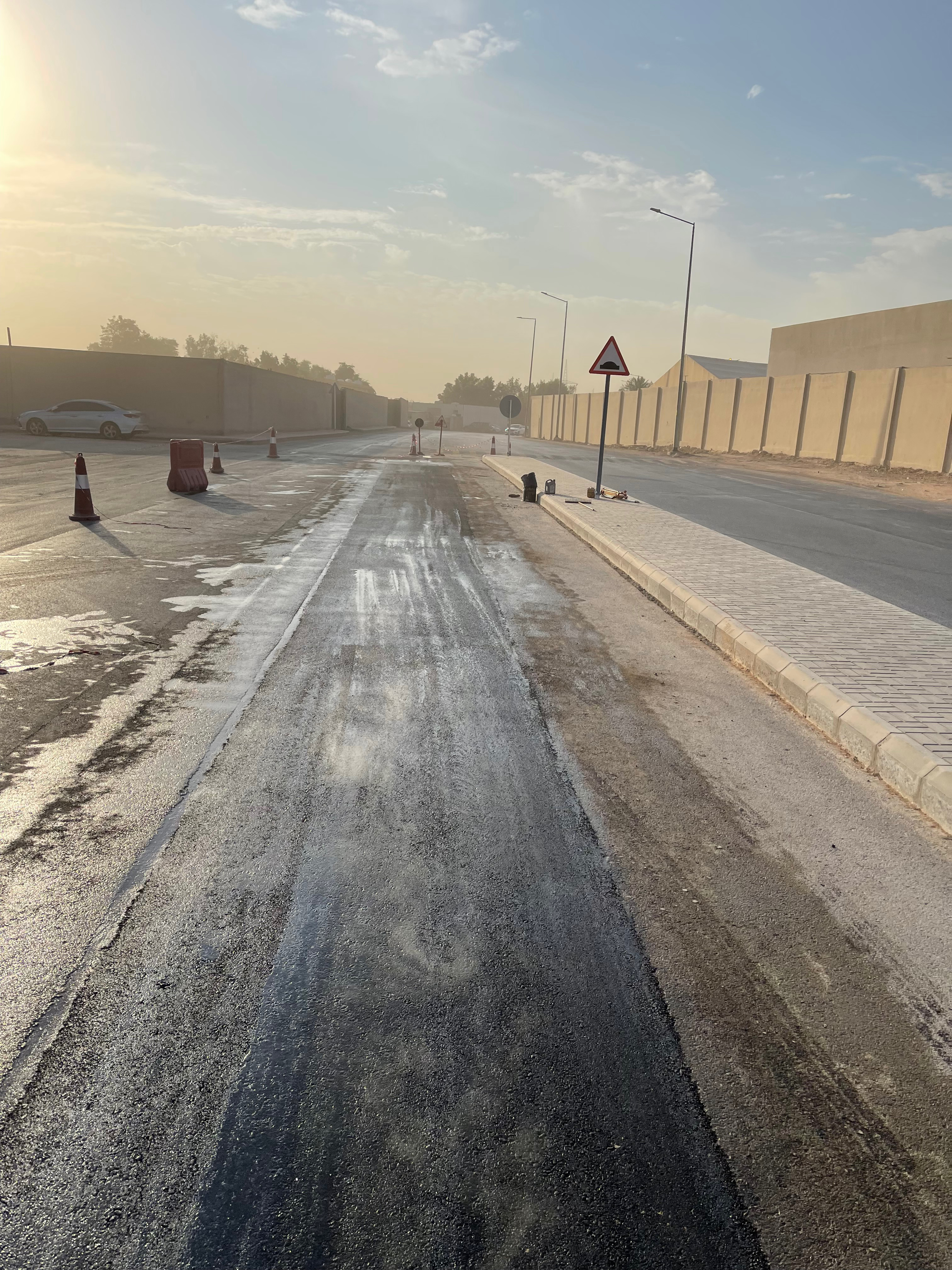 مشروع صيانة طريق - فرد الأسفلت الجديد